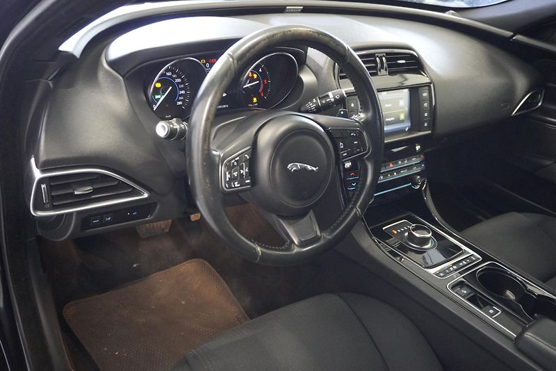 Jaguar XE  2.0 132kW SEDAN 2WD AUT - fotka 14 z 29