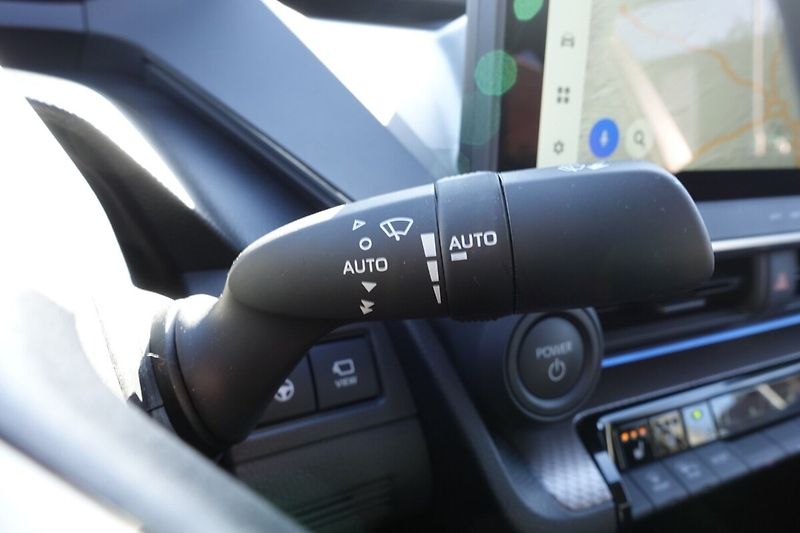 Toyota Prius 2,0 PHEV Executive sada komple - fotka 31 z 36
