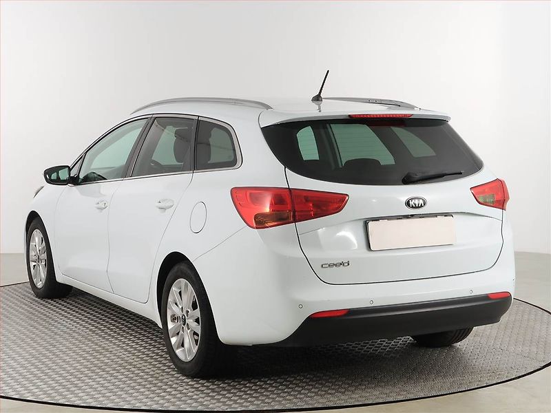 Kia Ceed (2016) 1.6 GDI, Automat, Tempomat - fotka 4 z 19
