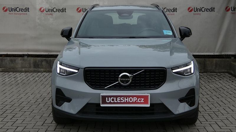 Volvo XC40 B3 PLUS DARK - fotka 2 z 23