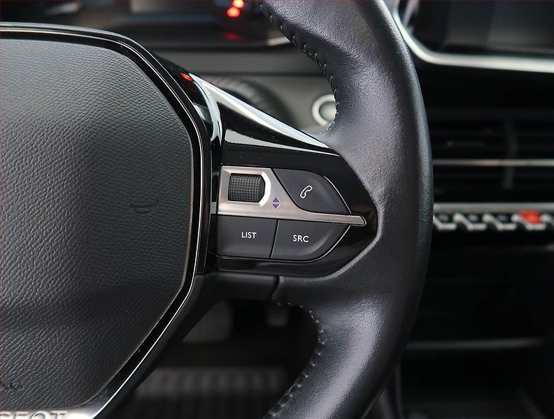 Peugeot 2008 (2021) Active 50 kWh, SoH 87% - fotka 18 z 23