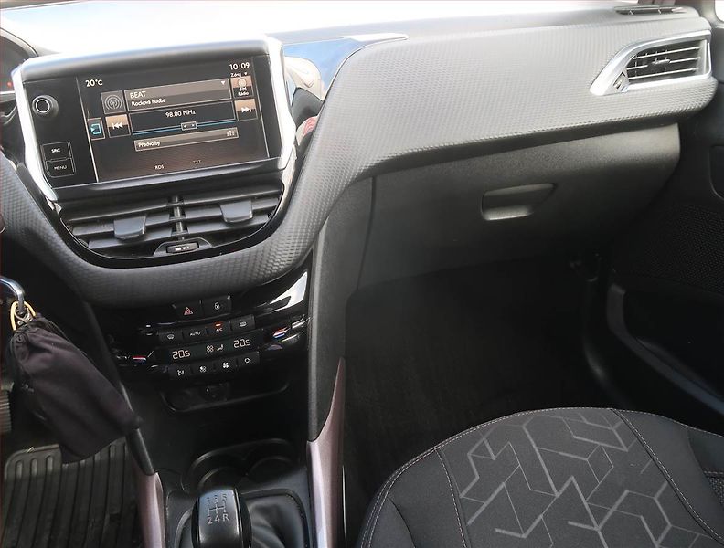 Peugeot 2008 (2016) 1.2 PureTech, Serv.kniha - fotka 8 z 20