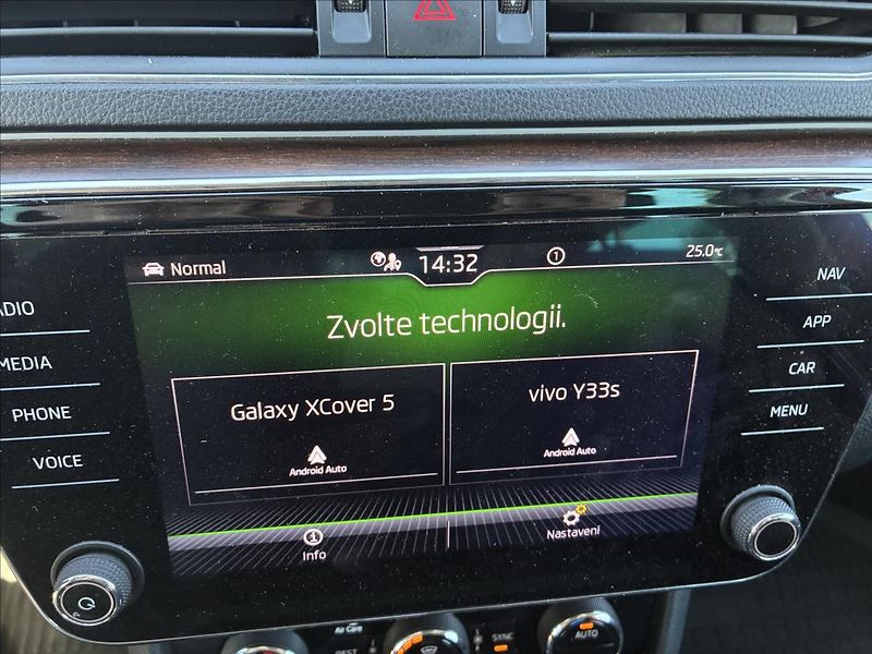Škoda Superb 2,0 TDI 4X4 SCOUT TAŽNÉ - fotka 24 z 26