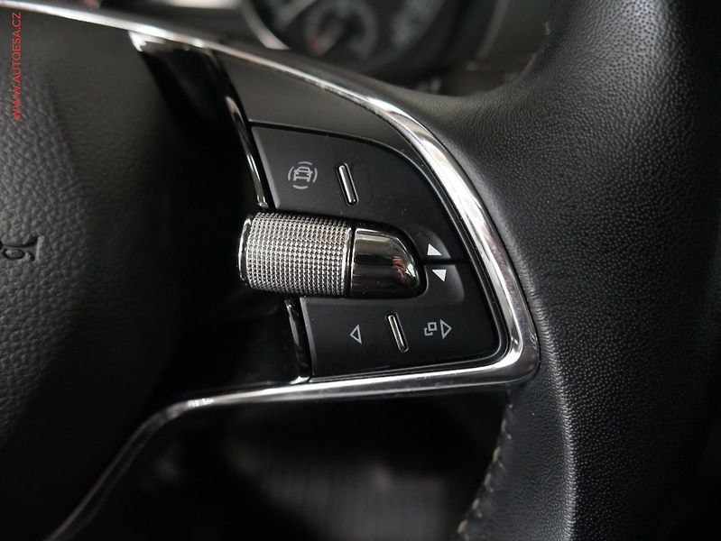 Škoda Fabia (2022) 1.0 TSi, ČR, Ambition, zámek - fotka 15 z 19