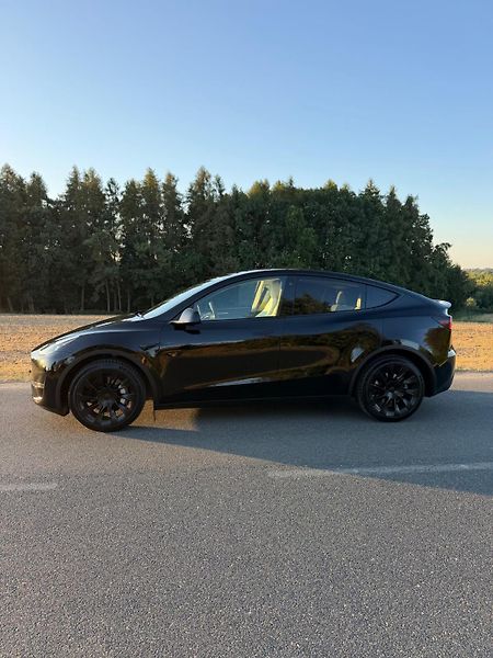 Tesla Model Y (2023) - fotka 3 z 13