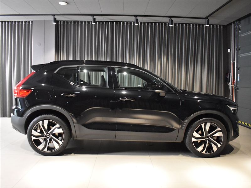 Volvo XC40 2,0 B3 PLUS Dark Bezklíč - fotka 3 z 22