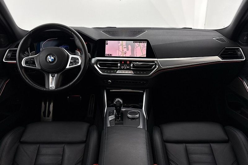 BMW Řada 3 330i xDrive - fotka 15 z 27