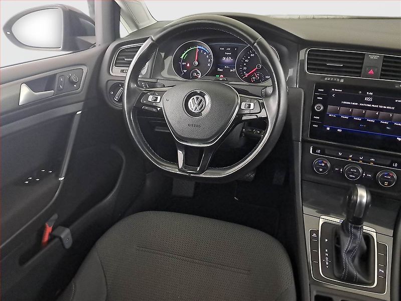 Volkswagen Golf (2019) 32 kWh - 37 Ah, Automat - fotka 7 z 21
