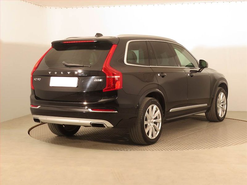 Volvo XC90 (2017) D5 AWD - fotka 5 z 18