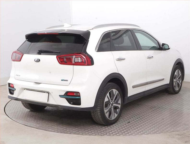 Kia e-Niro (2020) 64 kWh, SoH 100% - fotka 5 z 19