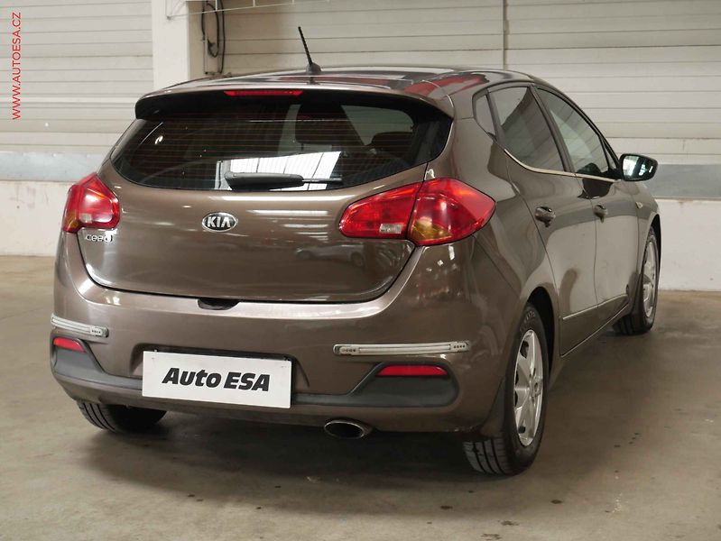 Kia Ceed (2014) 1.4 CVVT, ČR, AC, temp - fotka 6 z 18