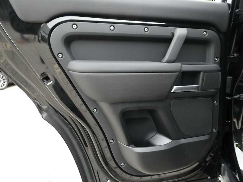 Land Rover Defender 110 3,0 X-Dynamic SE D250 - fotka 17 z 40