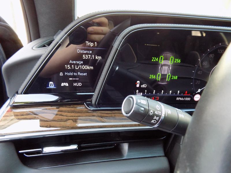 Cadillac Escalade (2022) 6.2/V8/4WD/Sport Platinum/ČR/ - fotka 38 z 50