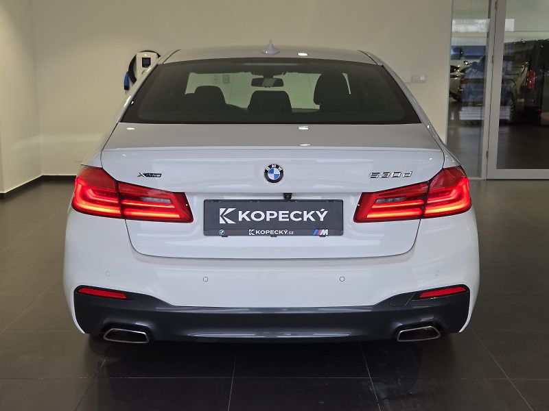 BMW Řada 5 (2018) 530d xDrive M Sport - fotka 5 z 16