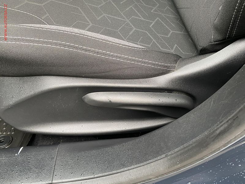 Peugeot 2008 (2018) 1.2 PT, ČR, Active, +kola - fotka 14 z 16