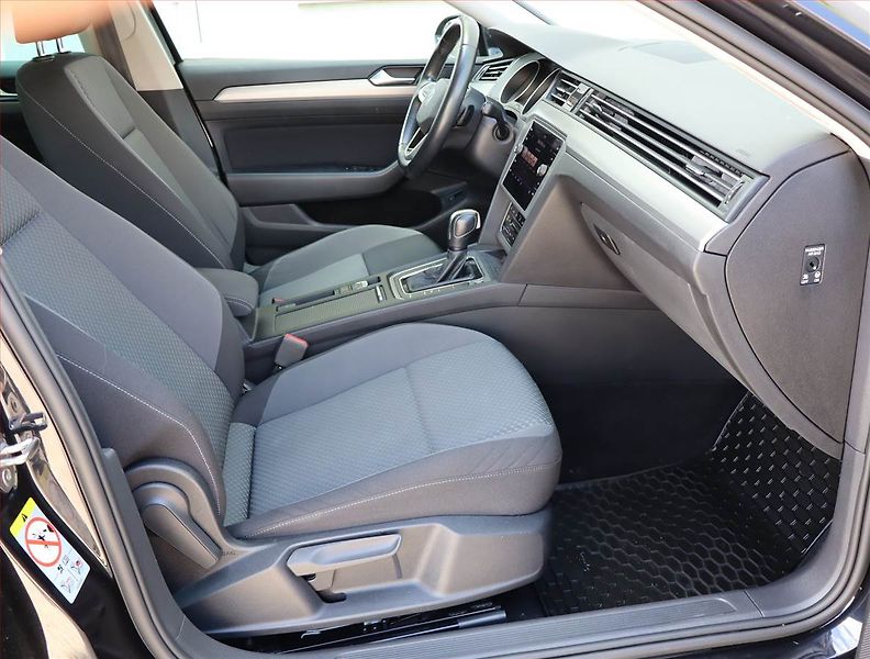 Volkswagen Passat (2021) Elegance 2.0 TDI, Automat - fotka 9 z 19