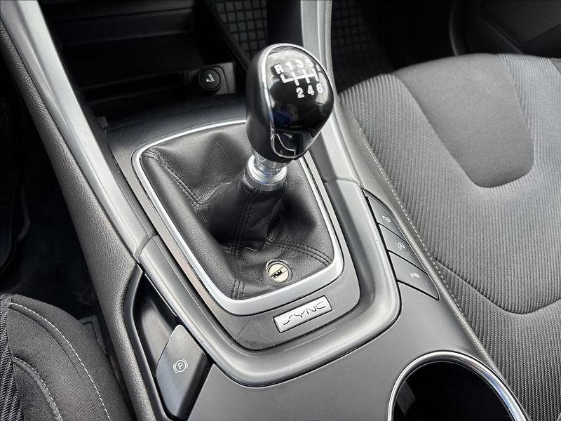 Ford Mondeo 1,5 EcoBoost 121kW Titanium - fotka 26 z 34