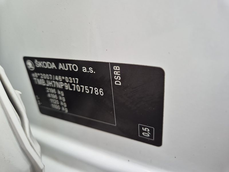 Škoda Superb Combi 2,0TDi 110kw DSG 17ALU - fotka 51 z 53