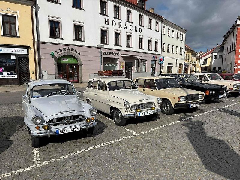 Historické klenoty na kolech. Velké Meziříčí hostilo přehlídku veteránů.