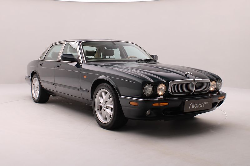 Jaguar XJ V8 4.0 SOVEREIGN AUT - fotka 14 z 31