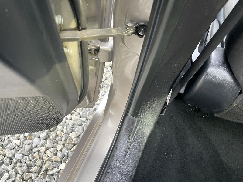 Toyota Auris 1.8i 16v HYBRID AUT NAVI CAM!! - fotka 100 z 166