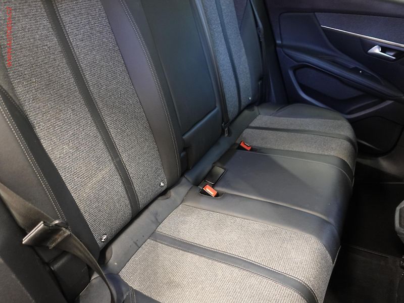 Peugeot 3008 (2019) 1.2PT, Allure, AT, navi - fotka 12 z 22