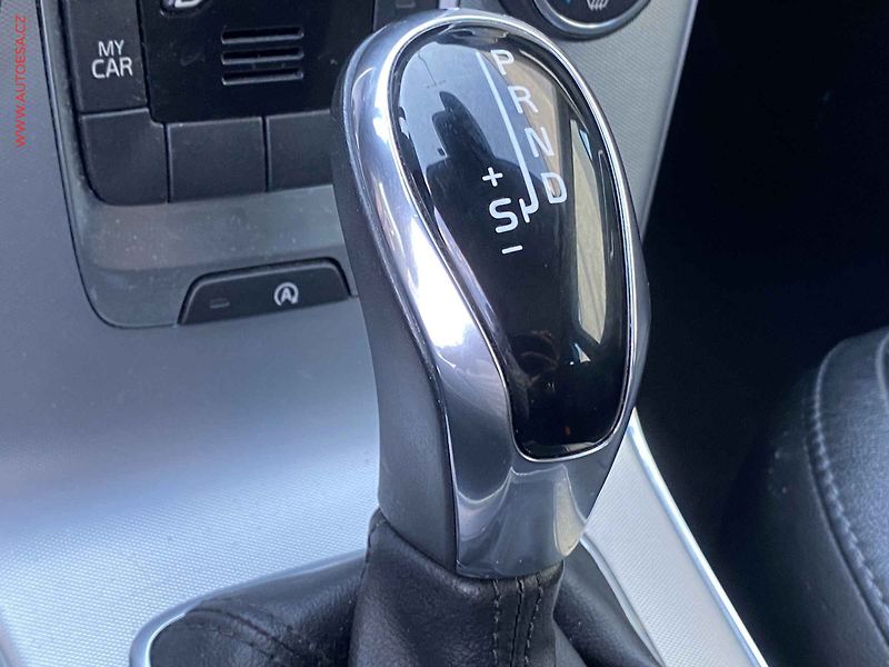 Volvo V40 (2019) 2.0 D2, AT, LED, kůže, panor - fotka 14 z 18