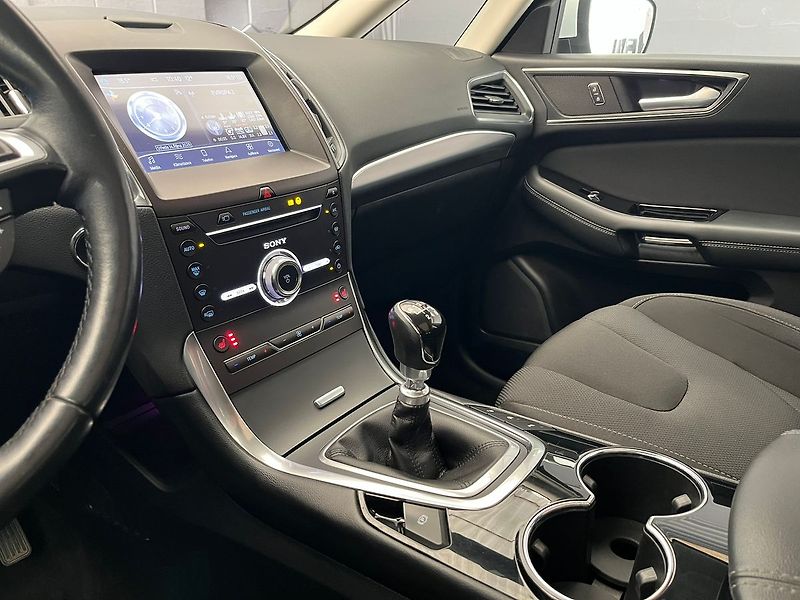 Ford S-MAX 2.0 EB Titanium LED manuál - fotka 19 z 65