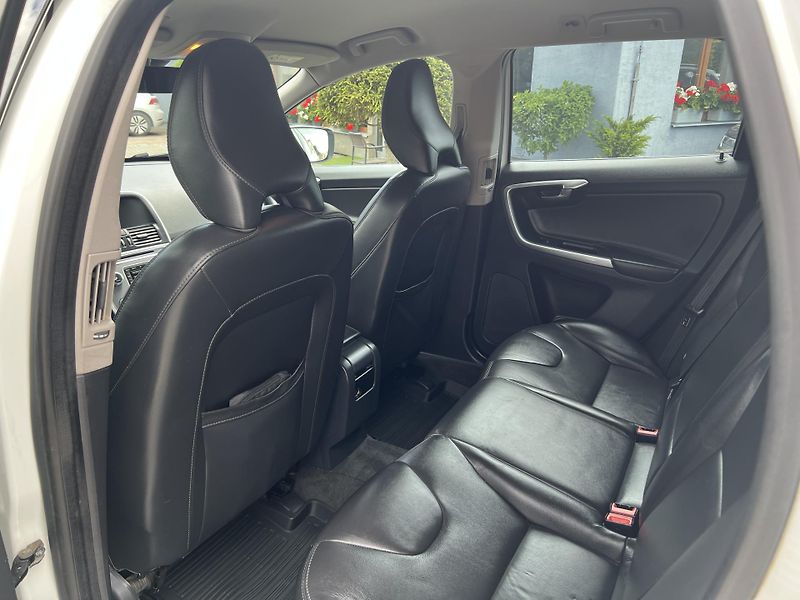 Volvo XC60 2,4 AWD D4 Summum 1.maj.  - fotka 32 z 56