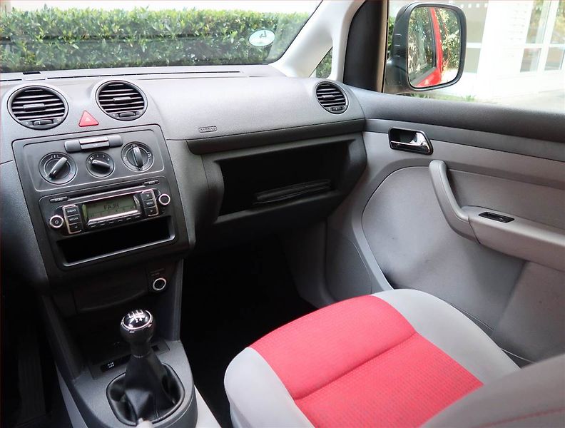 Volkswagen Caddy (2008) 1.4 i, 5Míst - fotka 8 z 16