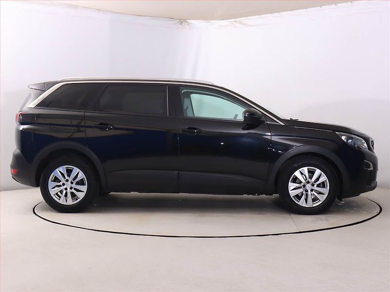 Peugeot 5008 (2020) 1.5 BlueHDi, Automat, 7 míst - fotka 6 z 23