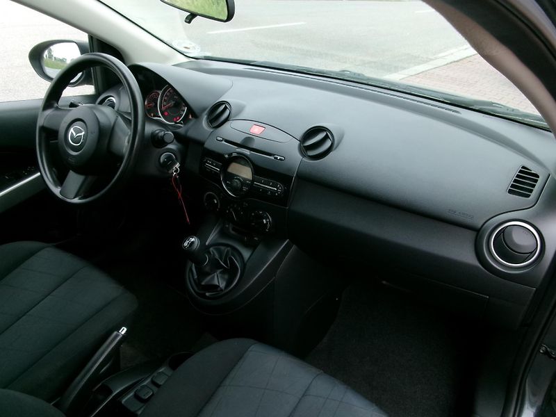 Mazda 2 (2012) 1,3i KLIMA 1.MAJ - fotka 23 z 26