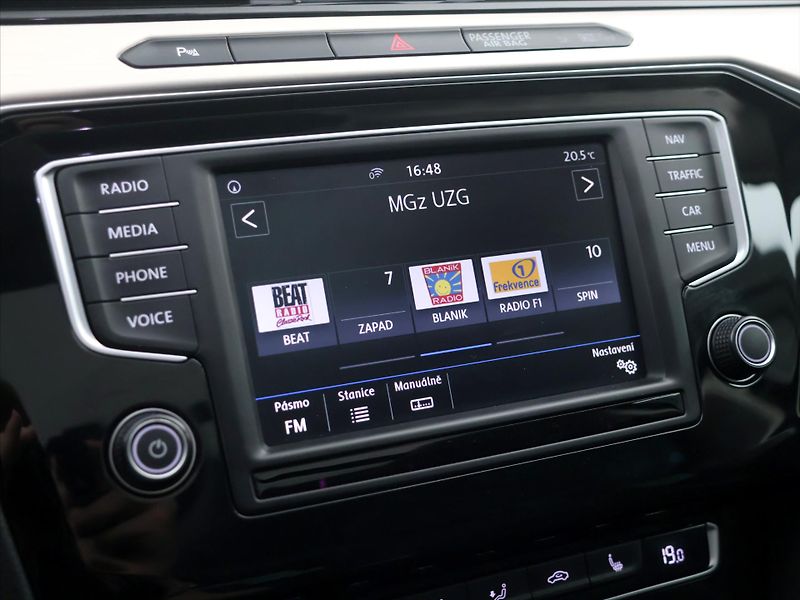 Volkswagen Passat 1,6 TDI Highline Tažné Panoram - fotka 23 z 37