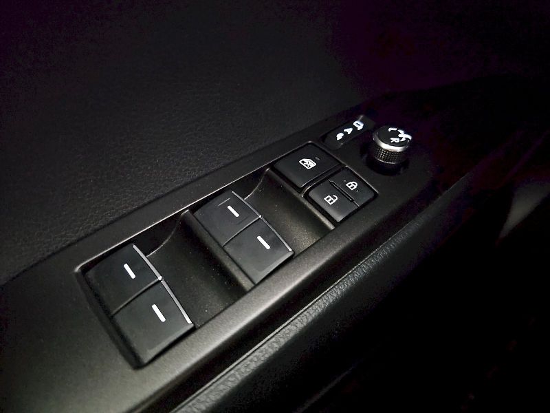 Toyota Camry (2025) 2.5 HEV CVT Prestige 230k - fotka 21 z 25