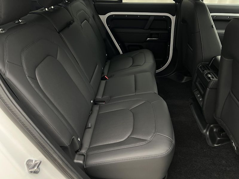 Land Rover Defender 110 D250 X-DYNAMIC SE 1. maj.  - fotka 22 z 47