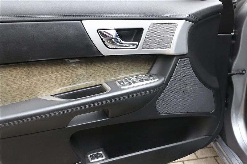 Jaguar XF 3,0 ČR, Automat, Navigace - fotka 17 z 46