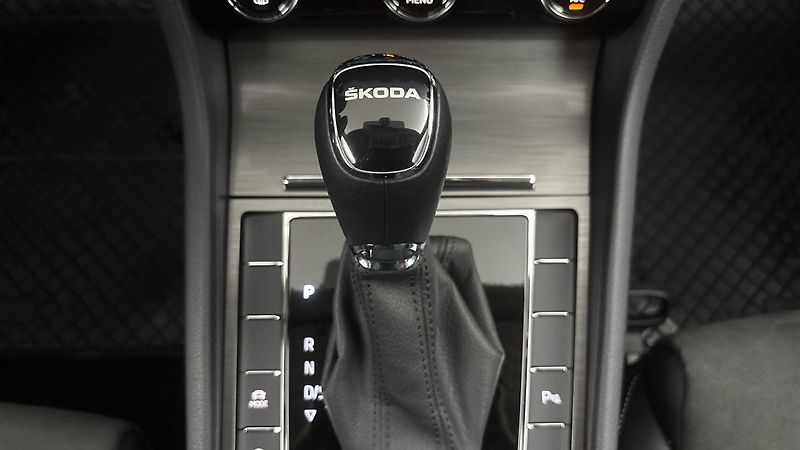 Škoda Superb 2.0 TDI DSG Style Combi - fotka 23 z 27