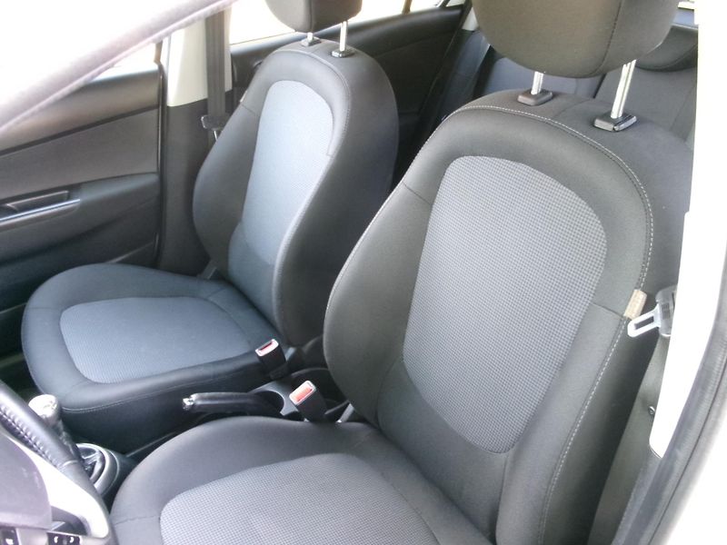 Hyundai i20 (2014) 1,2i - ZADÁNO - fotka 11 z 25