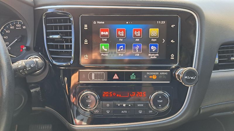 Mitsubishi Outlander 2.4 PHEV 4WD Business - fotka 25 z 28
