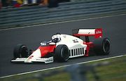 Alain Prost v McLarenu MP4-2B v roce 1985.