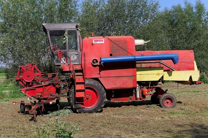Zvuk motoru při vyšších otáčkách nebo tvar připomínající bizona, vynesly kombajnům značky Bizon titul skutečné legendy polského venkova. Na snímku je model Z-056.