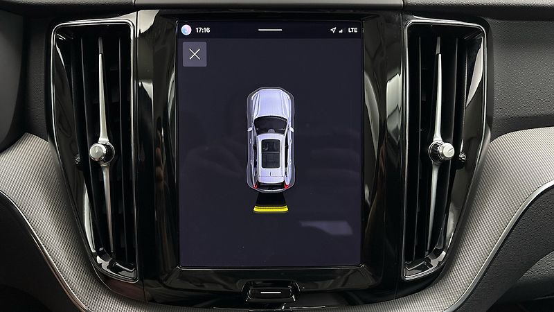 Volvo XC60 2.0 B4 AUT AWD Essential - fotka 12 z 27