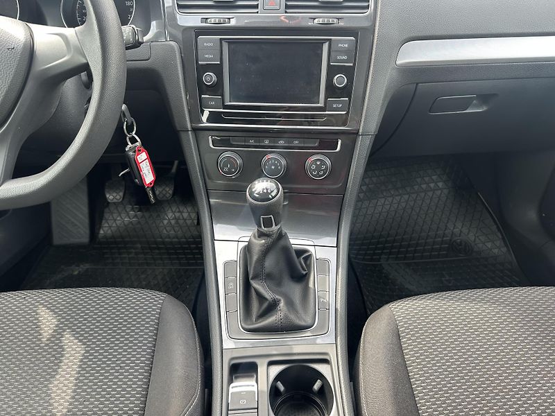Volkswagen Golf (2018) 1.0TSI ser.knížka nová TK - fotka 24 z 27