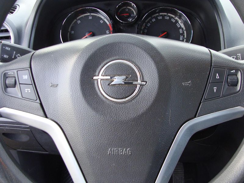 Opel Antara 2.0 CDTi 4x4 - fotka 13 z 25