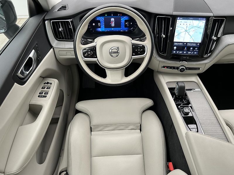 Volvo XC60 2.0  B4 4x4 PLUS  Black - fotka 15 z 32