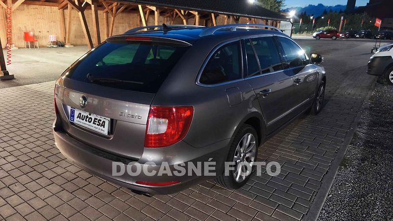Škoda Superb (2011) 3.6 FSi 4x4, 1.maj, AT - fotka 2 z 3