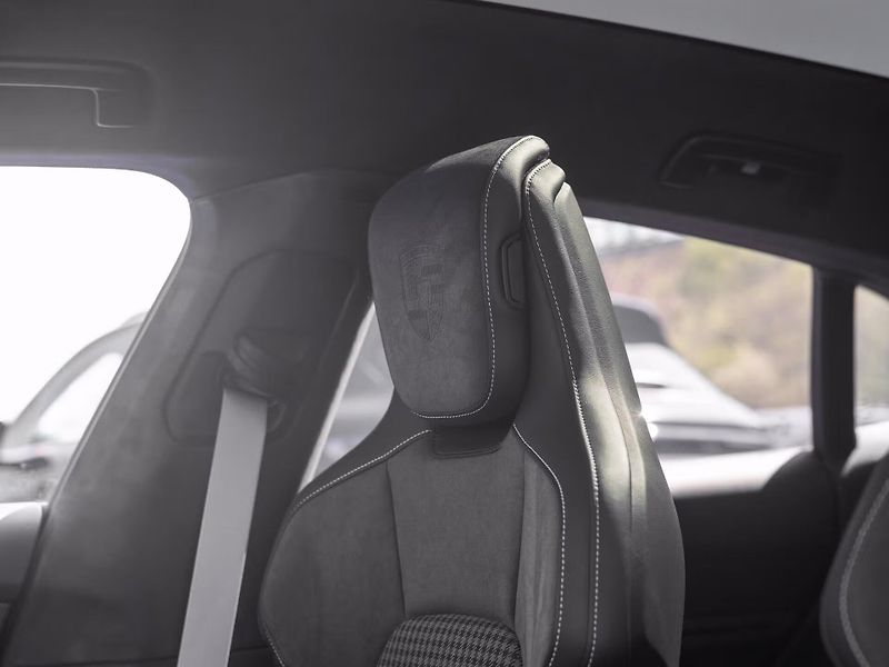 Porsche Taycan GTS Sport Turismo PASM HuD 360 - fotka 18 z 20