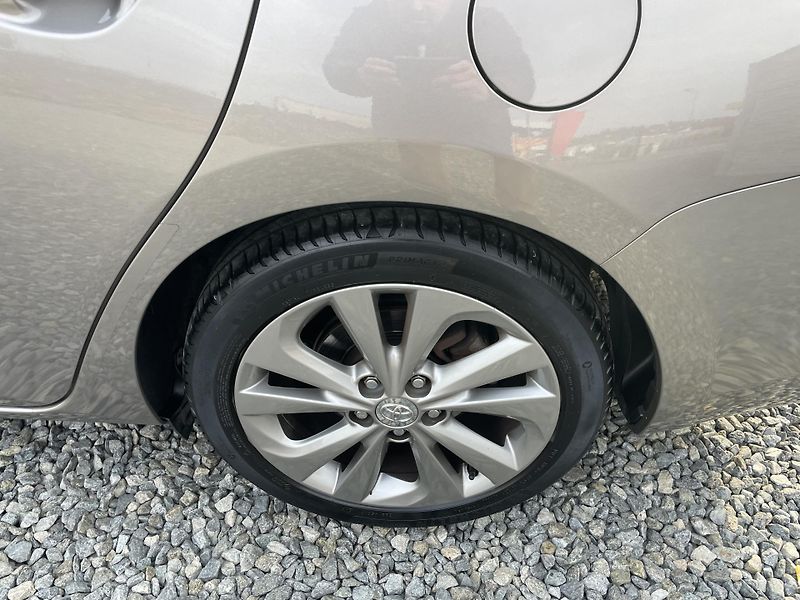 Toyota Auris 1.8i 16v HYBRID AUT NAVI CAM!! - fotka 27 z 166