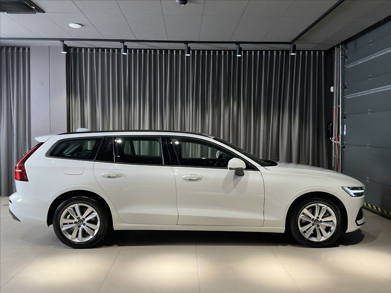 Volvo V60 (2026) 2,0 B4  Core - fotka 3 z 38
