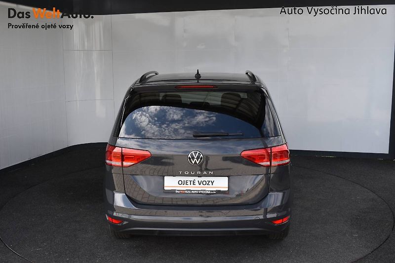 Volkswagen Touran (2022) 1.5TSI 110kW DSG,7 míst - fotka 8 z 20